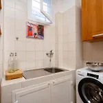 Guesthost - Nicola's Nest Apartman *