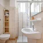 Guesthost - Nicola's Nest Apartman