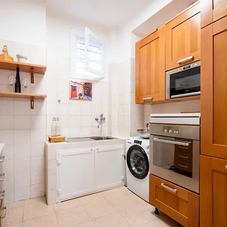 Guesthost - Nicola's Nest *